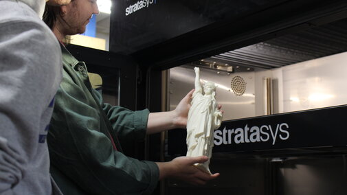 Unloading a print from the Stratasys F770